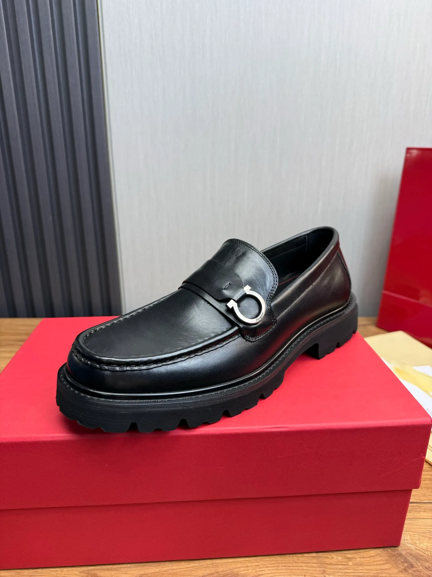 Men's shoes 💰880💰 Ferragamo. [Ferragamo] Men's Loaf leather shoes, the latest hot style, 1:1 original purchase quality, top quality, imported open-edge beaded cowhide leather on the upper, hand-made three-dimensional stitching highlights the round toe design, the inner feet are made of imported cowhide, with original wear-resistant rubber outsole, matching code 39-44, (38, 45 custom-made, non-refundable)